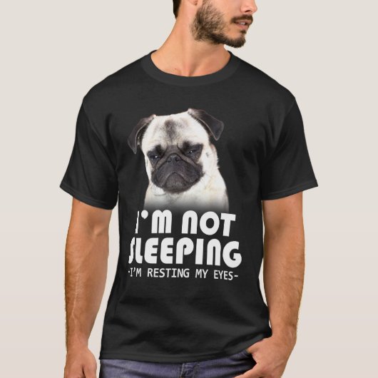 パグが目を閉じてる Tシャツ (正面)