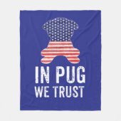 パグで私達は星条旗の米国旗を信頼します フリースブランケット (正面)