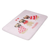 パグとキスかわいいパグ犬 バスマット (アングル)