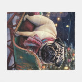 パグのクリスマス フリースブランケット (正面(横))