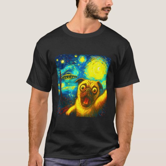 パグのセルフィーとエイリアンUFO 楽しい星空 ヴァン・ゴッホ Tシャツ (正面)
