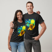 パグのセルフィーとエイリアンUFO 楽しい星空 ヴァン・ゴッホ Tシャツ (ユニセックス)