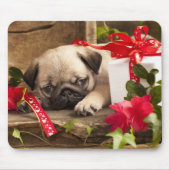 パグの子犬およびギフト用の箱 マウスパッド (正面)