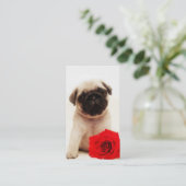 パグの子犬および赤いバラの名刺 名刺 (スタンド正面)