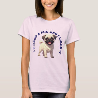 パグの子犬にキスをした Tシャツ