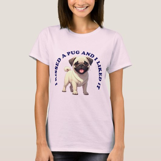 パグの子犬にキスをした Tシャツ (正面)