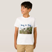 パグの抱擁はTシャツのBeachgrassをからかいます Tシャツ (正面フル)