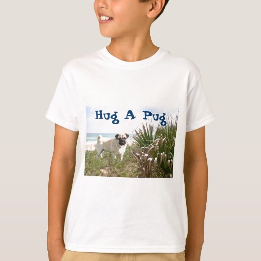パグの抱擁はTシャツのBeachgrassをからかいます Tシャツ (正面)