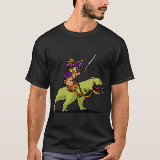 パグの海賊がティラノサウルスに乗る Tシャツ (正面)