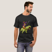 パグの海賊がティラノサウルスに乗る Tシャツ (正面フル)