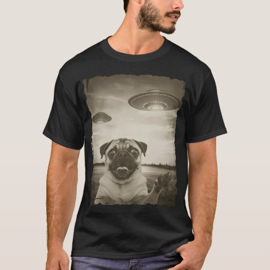 パグの自撮り UFO発見の珍しい写真 Tシャツ (正面)