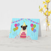 パグの誕生日ホリデーカード カード (黄色い花)