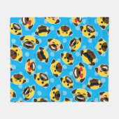 パグの顔文字のEmojiパターン愛笑いのキスのカッコいい フリースブランケット (正面(横))