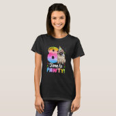 パグの8歳の誕生日パーティー Tシャツ (正面フル)