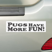 パグはより多くの楽しい時を過します! -バンパーステッカー バンパーステッカー (車上)