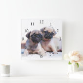 パグは正方形の時計の後をつけます スクエア壁時計 (ホーム)