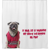 パグは毛皮の愛の束包まれたである シャワーカーテン (正面)