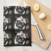 パグは黒に直面します キッチンタオル (四つ折り)