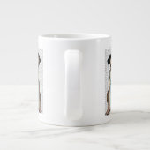 パグを抱く ジャンボコーヒーマグカップ (裏面)