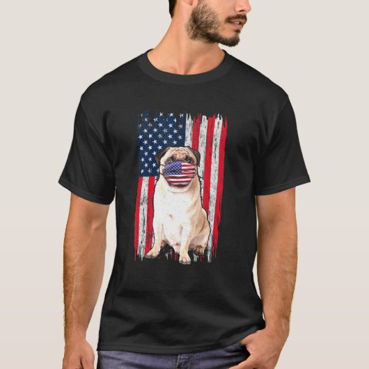 パグアメリカ国旗の犬が7月4日顔マスクを着ける Tシャツ (正面)