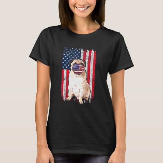 パグアメリカ国旗の犬が7月4日顔マスクを着ける Tシャツ (正面)