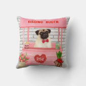 パグドッグバレンタインデーキスをするス クッション (裏面)