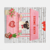 パグドッグバレンタインデーキスをするス フリースブランケット (正面(横))