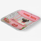 パグドッグバレンタインデーキスをするス ペーパープレート (傾斜あり)