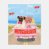 パグドッグバレンタインデートラック フリースブランケット (正面)