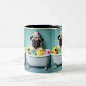 パグパラダイス:浴槽の中の入浴美しい ツートーンマグカップ (中央)