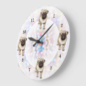パグ子犬の明るい光の背景 ラージ壁時計 (傾斜)