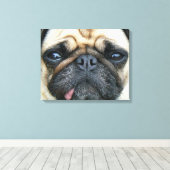 パグ子犬 キャンバスプリント (インサイチュ (ウッドフロア))