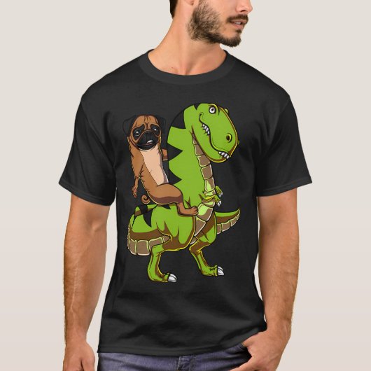 パグ犬がティラノサウルスに乗る Tシャツ (正面)