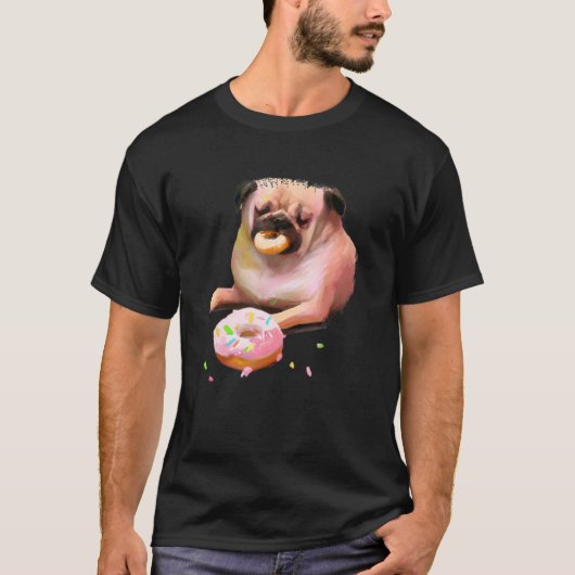 パグ犬がドーナツを食べている 2 Tシャツ (正面)