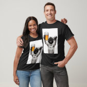 パグ犬がビールを飲む、面白いビールユーモア Tシャツ (ユニセックス)