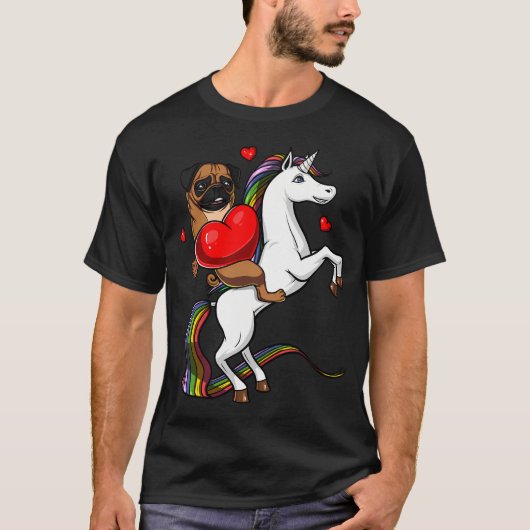 パグ犬がユニコーンに乗る Tシャツ (正面)