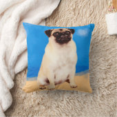 パグ犬が座ってビーチ クッション (ブランケット)