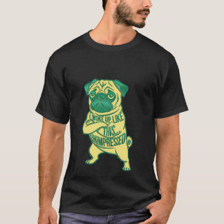 パグ犬が気乗りしない "起きたらこの格好" サルカスティック Tシャツ
