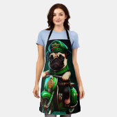 パグ犬が自転車を運転する聖パトリックの日 エプロン (着用した状態)