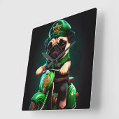 パグ犬が自転車を運転する聖パトリックの日 スクエア壁時計 (傾斜)