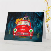 パグ犬が車を運転する怖いハロウィン カード (黄色い花)