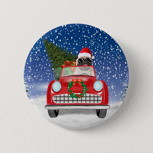 パグ犬が雪の中で車を運転するクリスマス 缶バッジ (正面)