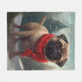 パグ犬と雪のクリスマス フリースブランケット (正面(横))