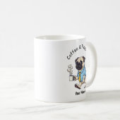 パグ犬のスーツ姿でコーヒーを  コーヒーマグカップ (正面右)