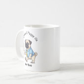 パグ犬のスーツ姿でコーヒーを  コーヒーマグカップ (正面左)