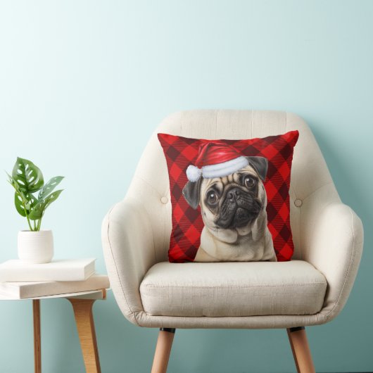 パグ犬のレッドバッファローチェックのクリスマス クッション (椅子)
