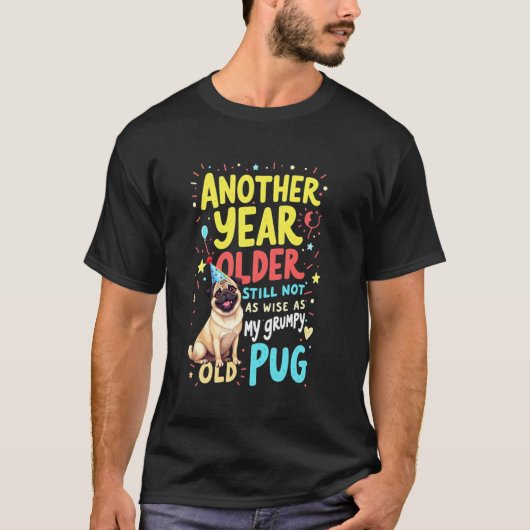 パグ犬の誕生日おもしろデザイン Tシャツ (正面)