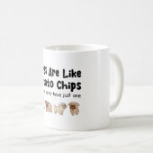 パグ犬は、あなたが持つことのできないポテトチップスのようなものである コーヒーマグカップ (正面右)