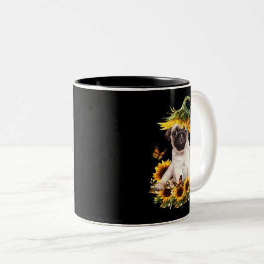 パグ犬ひまわり蝶かわいい犬の恋人のギフト ツートーンマグカップ (正面右)