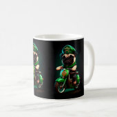 パグ犬 自転車に乗る セントパトリックの日 コーヒーマグカップ (正面右)